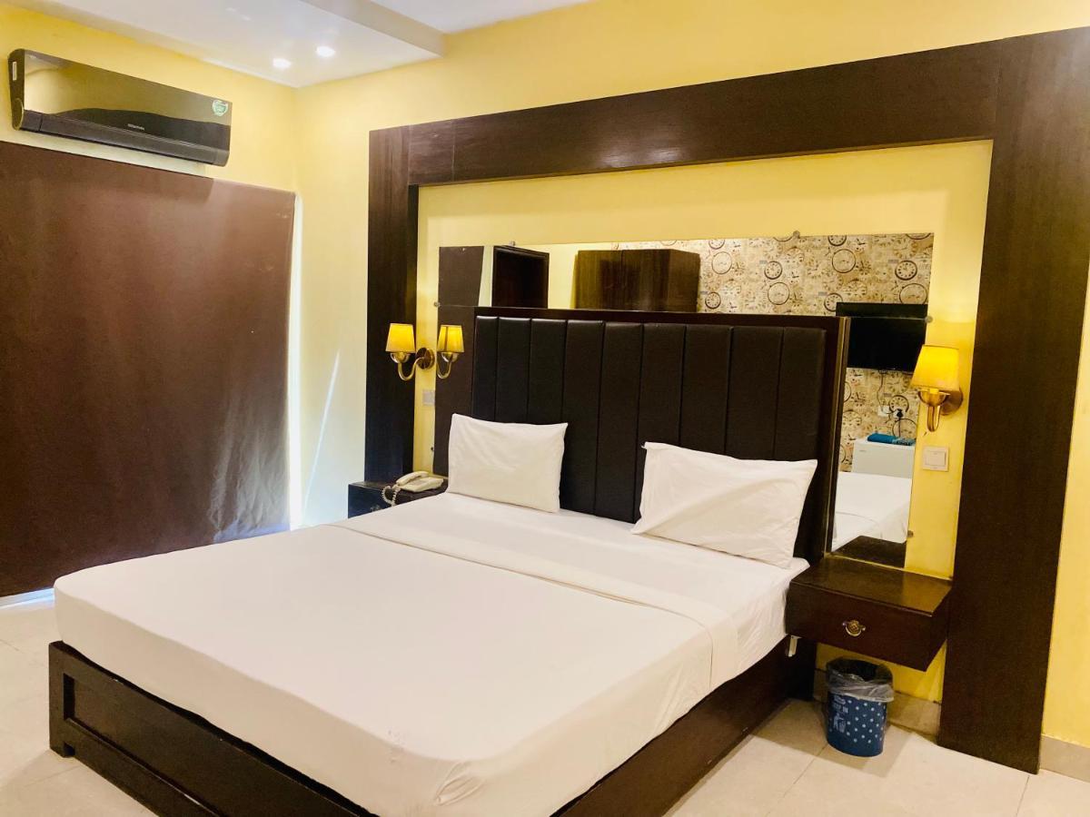 Hotel Royal One Multan Exterior photo